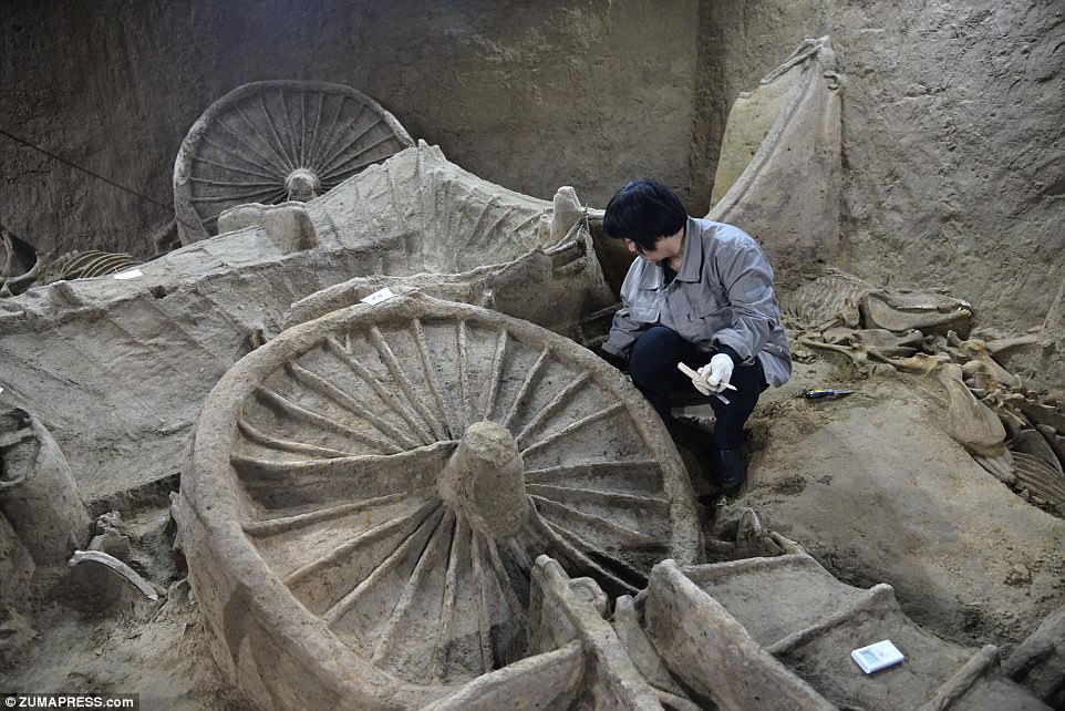 In the vicinity of the Lord’s tomb, archaeologists have unearthed a burial pit containing the remains of 100 horse skeletons dating back 2,400 years