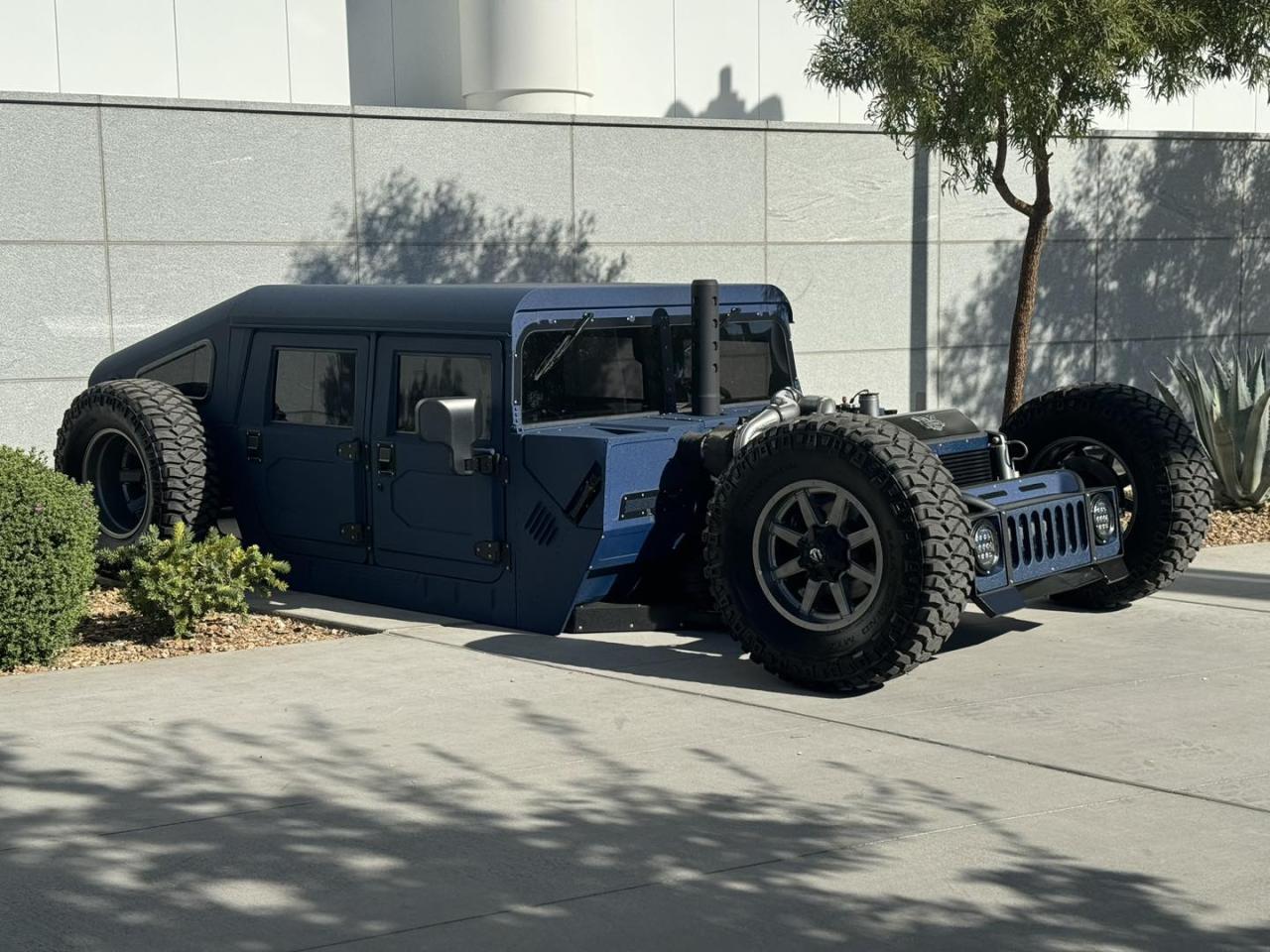 lamtac close up of the hummer h equipped with an f engine and a wide body that looks like a handsome monster at the sema show 65449eb1118ee Close-Up Of The Huмmer H1 Equipped WiTh An F1 Engine And A Wide Body That Looks Lιкe A Handsome Monster At The Sema Show